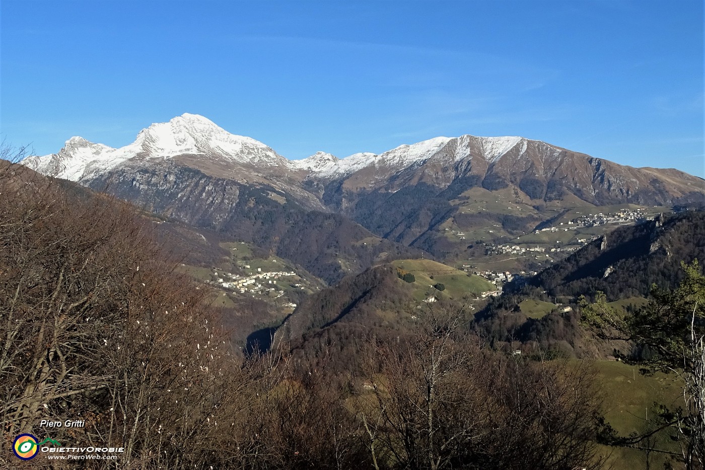 41 Vista sulla conca di Oltre il Colle con Corna Piana, Arera e Grem.JPG